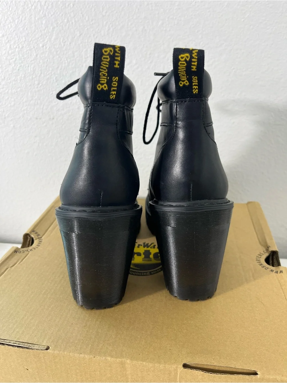 NEW Dr. Martens Areril Leather Heeled Ankle Black Boots Lace Up Size 7